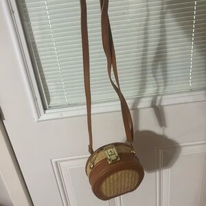 Small basket weave purse that comes with a key